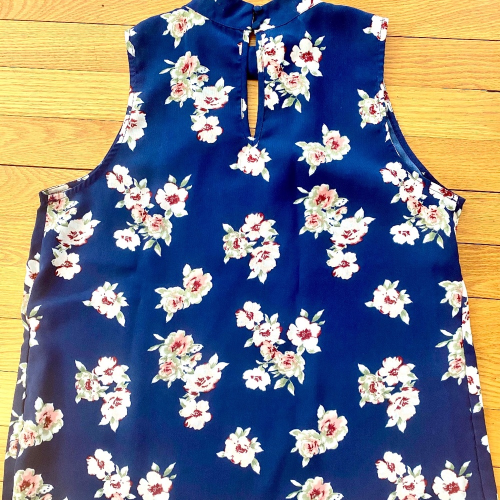 Sleeveless blue floral print top. Size medium.